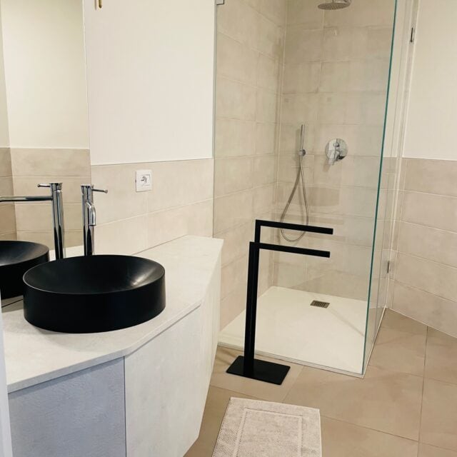 Modernes Badezimmer mit Dusche und Waschbecken