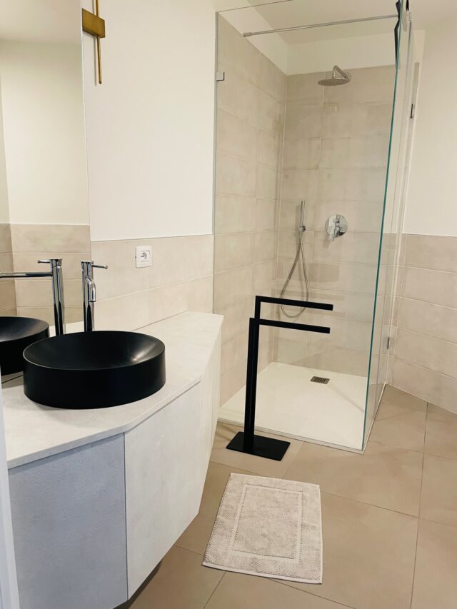 Modernes Badezimmer mit Dusche und Waschbecken