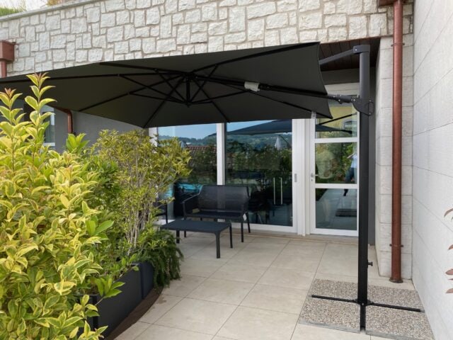 Stylischer Sonnenschirm auf einer Terrasse