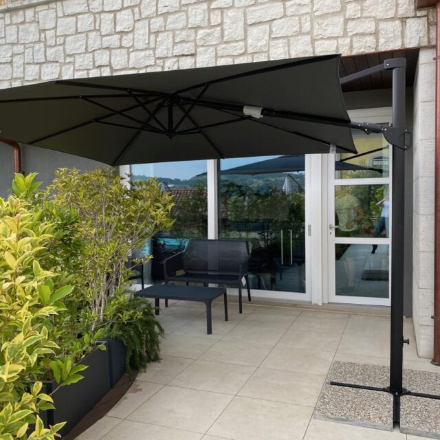 Stylischer Sonnenschirm auf einer Terrasse