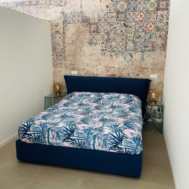 Modernes Schlafzimmer mit floralem Bettbezug.