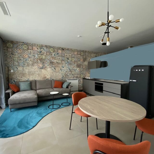 Moderne Wohnküche mit Sofa und Esstisch.