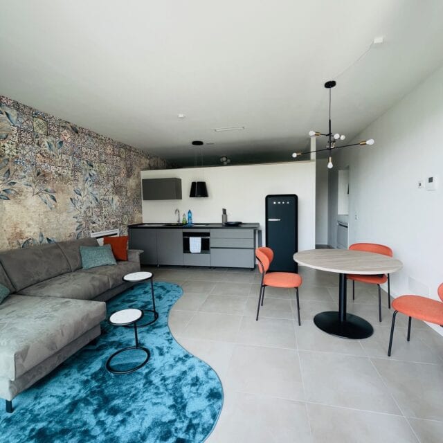 Moderne Küche mit gemütlichem Wohnbereich