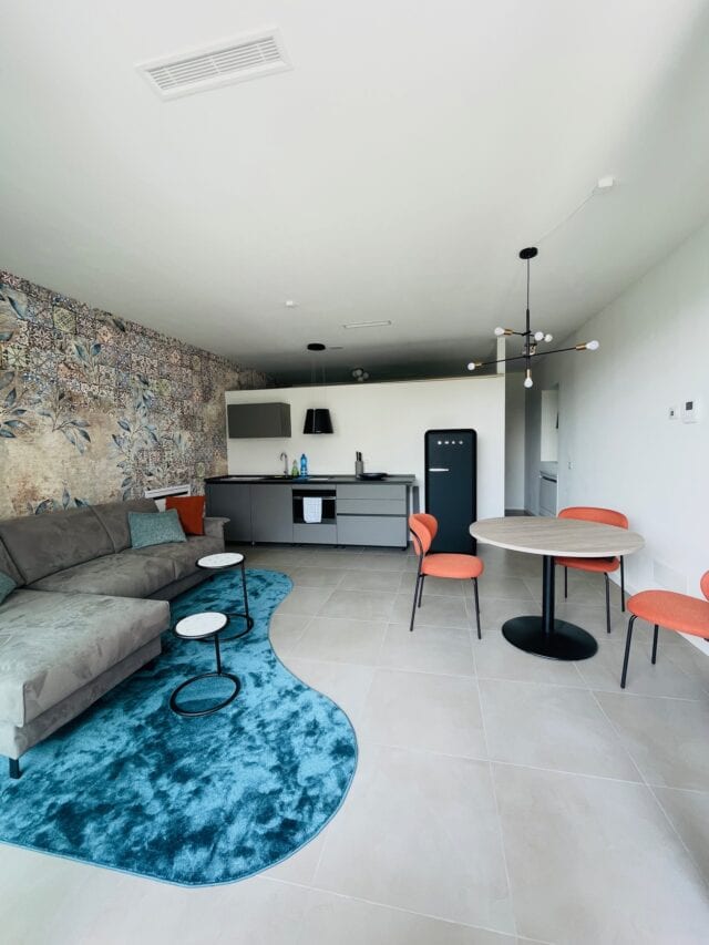 Moderne Küche mit gemütlichem Wohnbereich