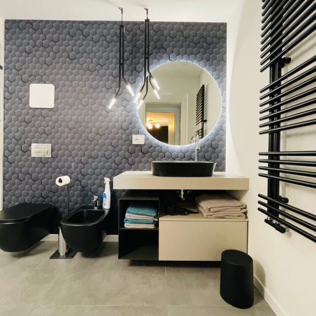 Modernes Badezimmer mit stilvollem Design.