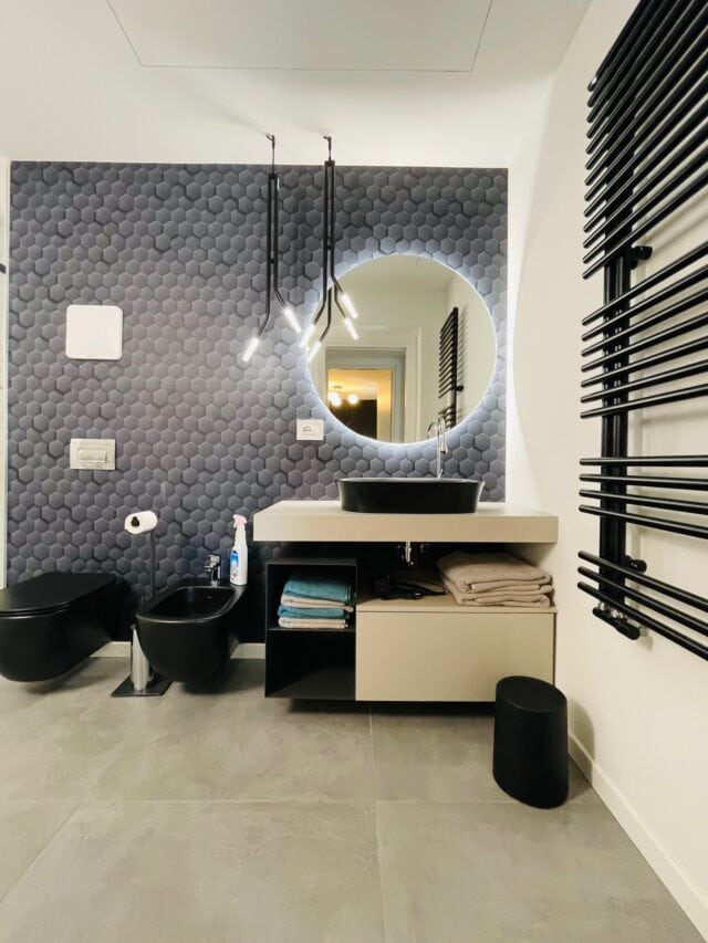 Modernes Badezimmer mit stilvollem Design.