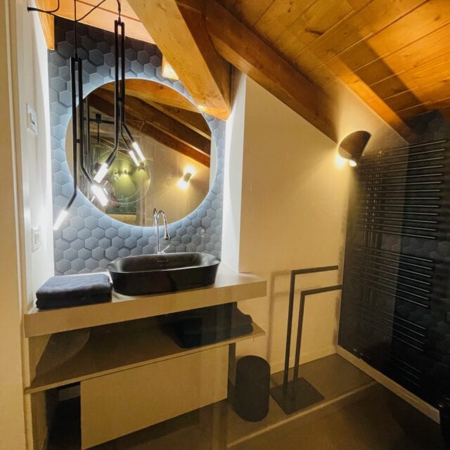 Modernes Badezimmer mit Holz und Hexagonfliesen