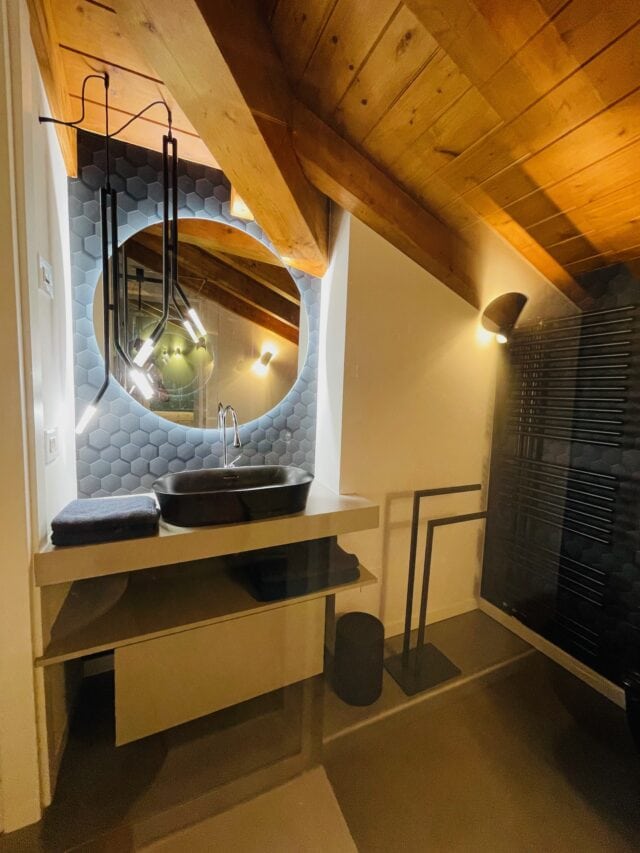 Modernes Badezimmer mit Holz und Hexagonfliesen