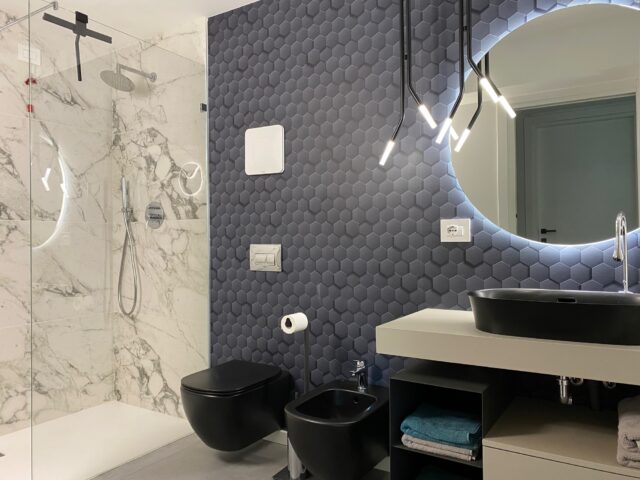 Modernes Badezimmer mit eleganten Elementen