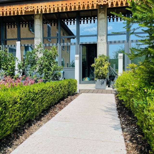 Eingang zu einem modernen, begrünten Gebäude.