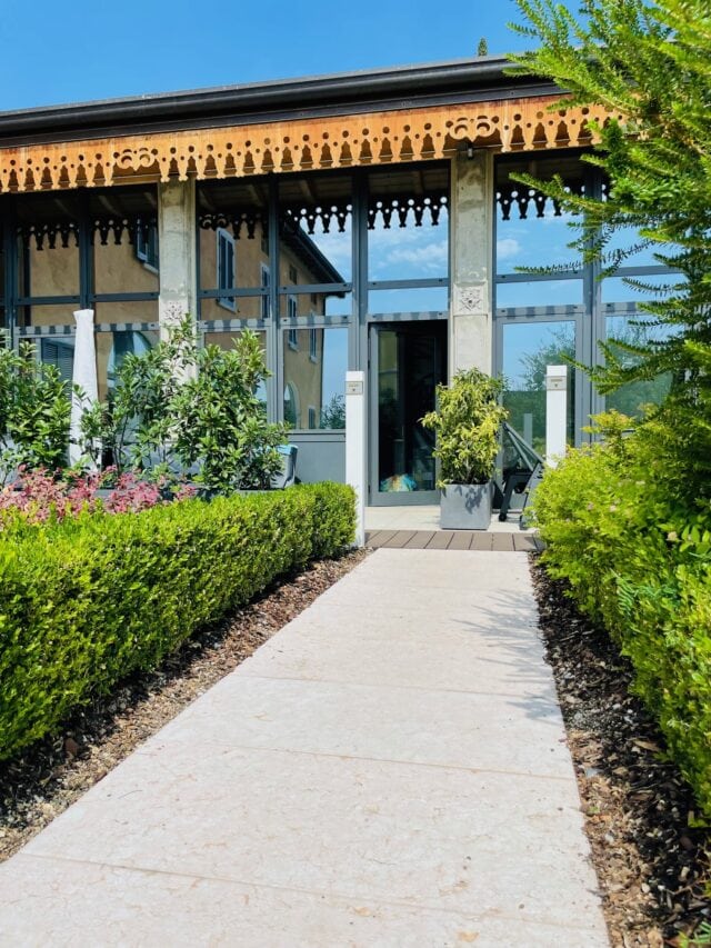 Eingang zu einem modernen, begrünten Gebäude.