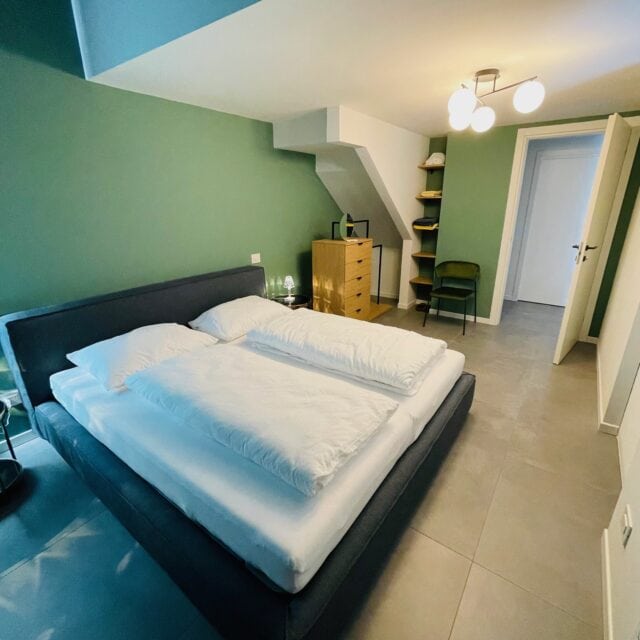 Gemütliches Schlafzimmer mit modernem Design