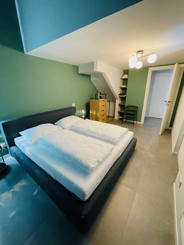 Gemütliches Schlafzimmer mit modernem Design
