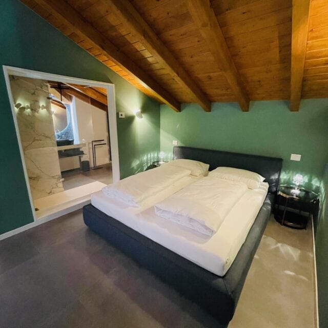 Helle, moderne Schlafzimmer mit Holzdecke