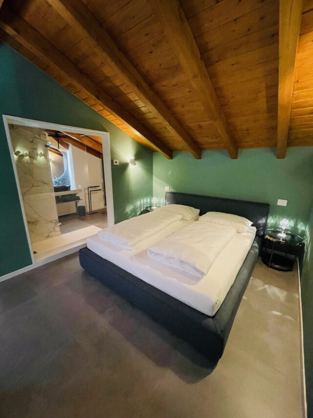 Helle, moderne Schlafzimmer mit Holzdecke