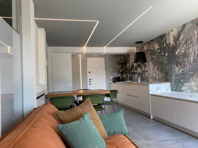 Moderne Küche mit Essbereich und gemütlicher Couch.