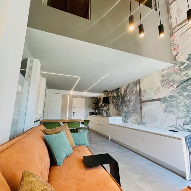 Moderne Küche mit stilvollem Sofa und Deko.