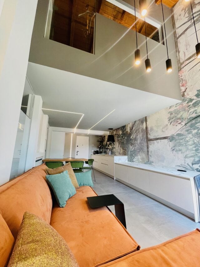 Moderne Küche mit stilvollem Sofa und Deko.