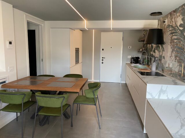 Moderne Küche mit Essbereich und Pflanzenmotiven.