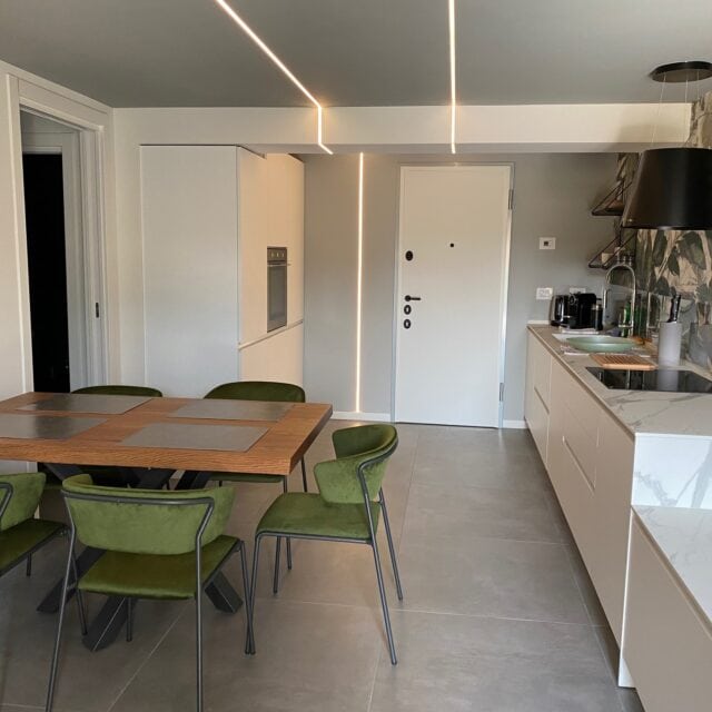 Moderne Küche mit Essbereich und Pflanzenmotiven.