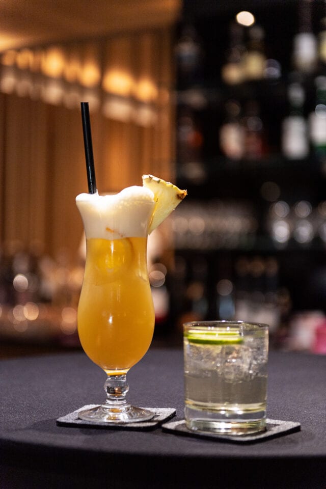Bunte Cocktails auf einem Tisch