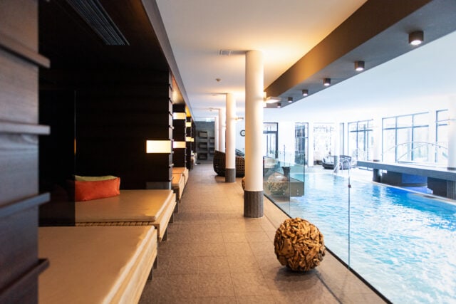 Innenansicht eines modernen Wellnessbereichs mit Pool.