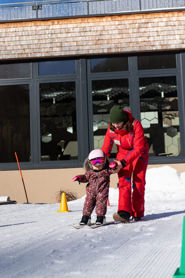 Skifahren lernen für Kinder im Schnee