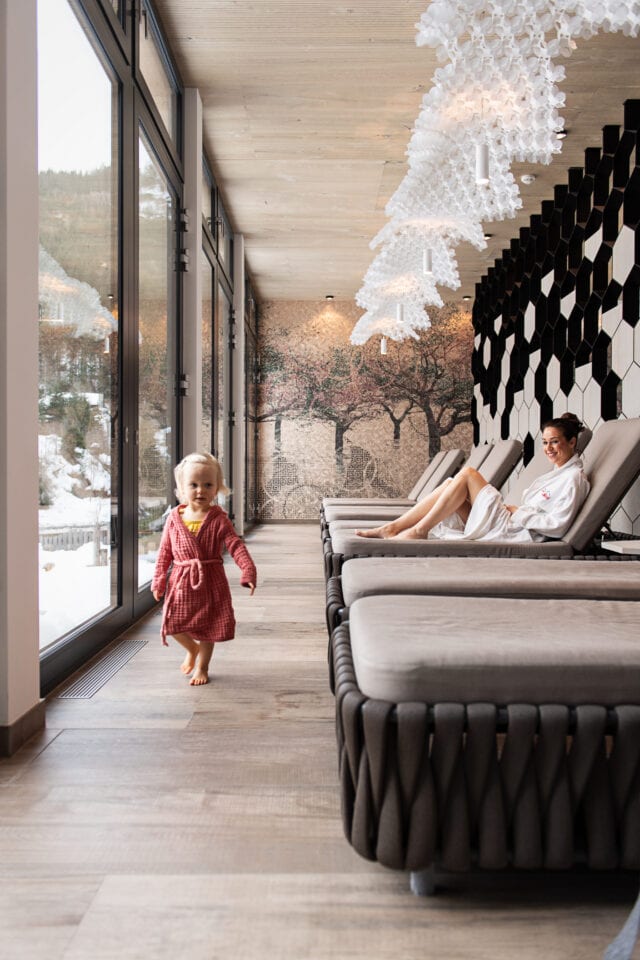 Kind läuft in einem modernen Entspannungsraum.