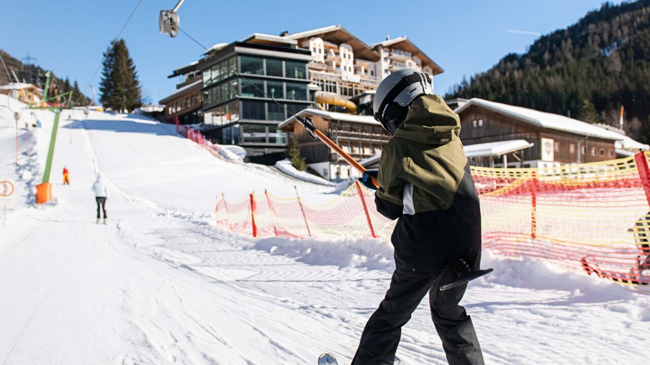 Skifahrer auf der Piste an einem sonnigen Tag