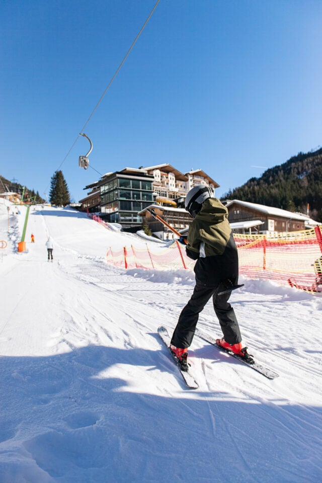 Skifahrer auf der Piste an einem sonnigen Tag