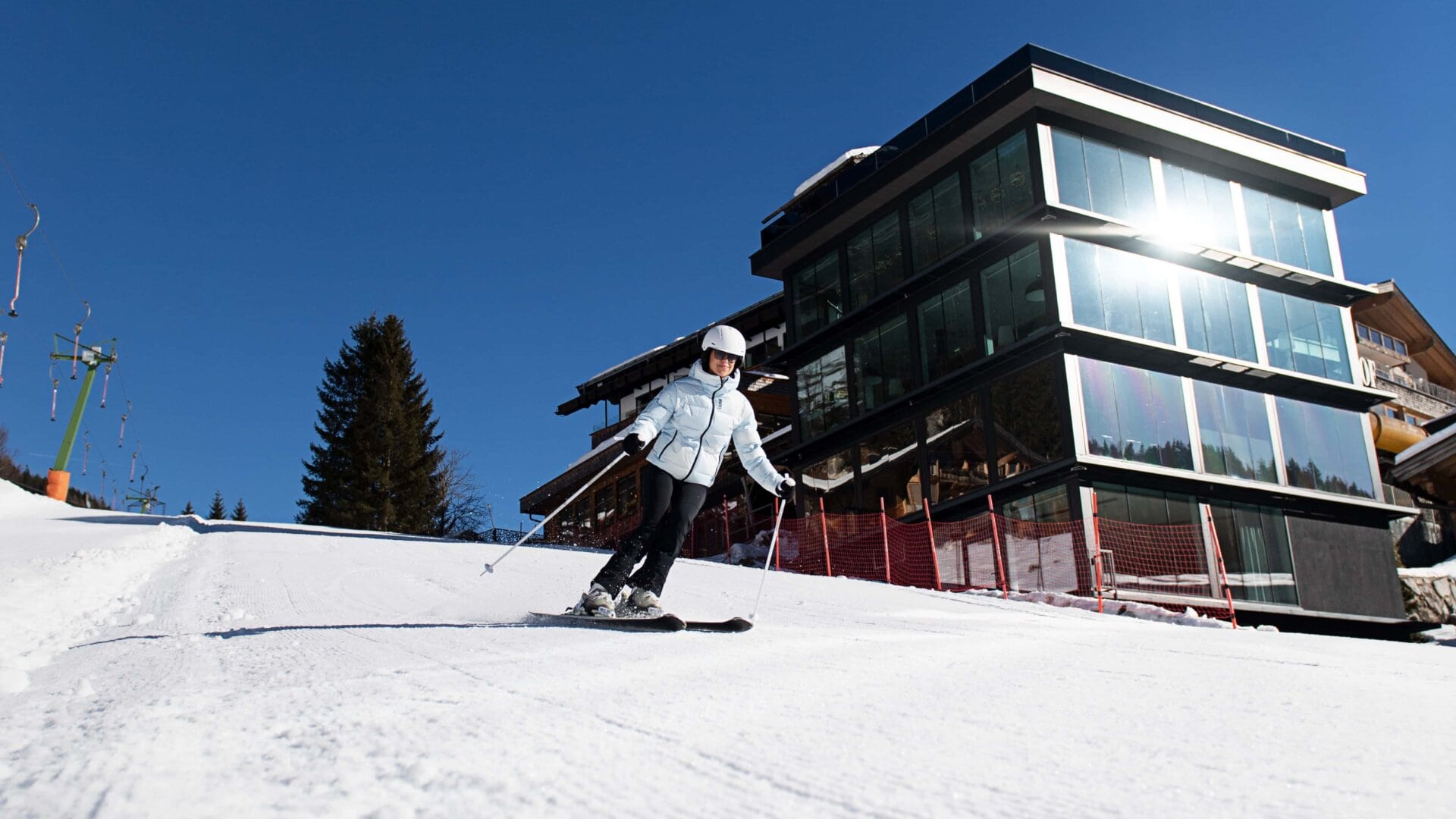 Skifahrerin auf einer Piste im Schnee