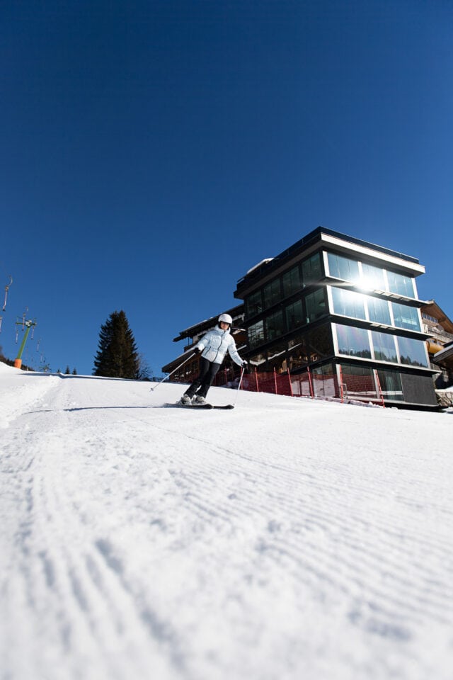 Skifahrerin auf einer Piste im Schnee