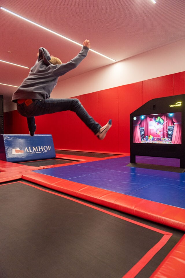 Junge springt auf einem Trampolin.