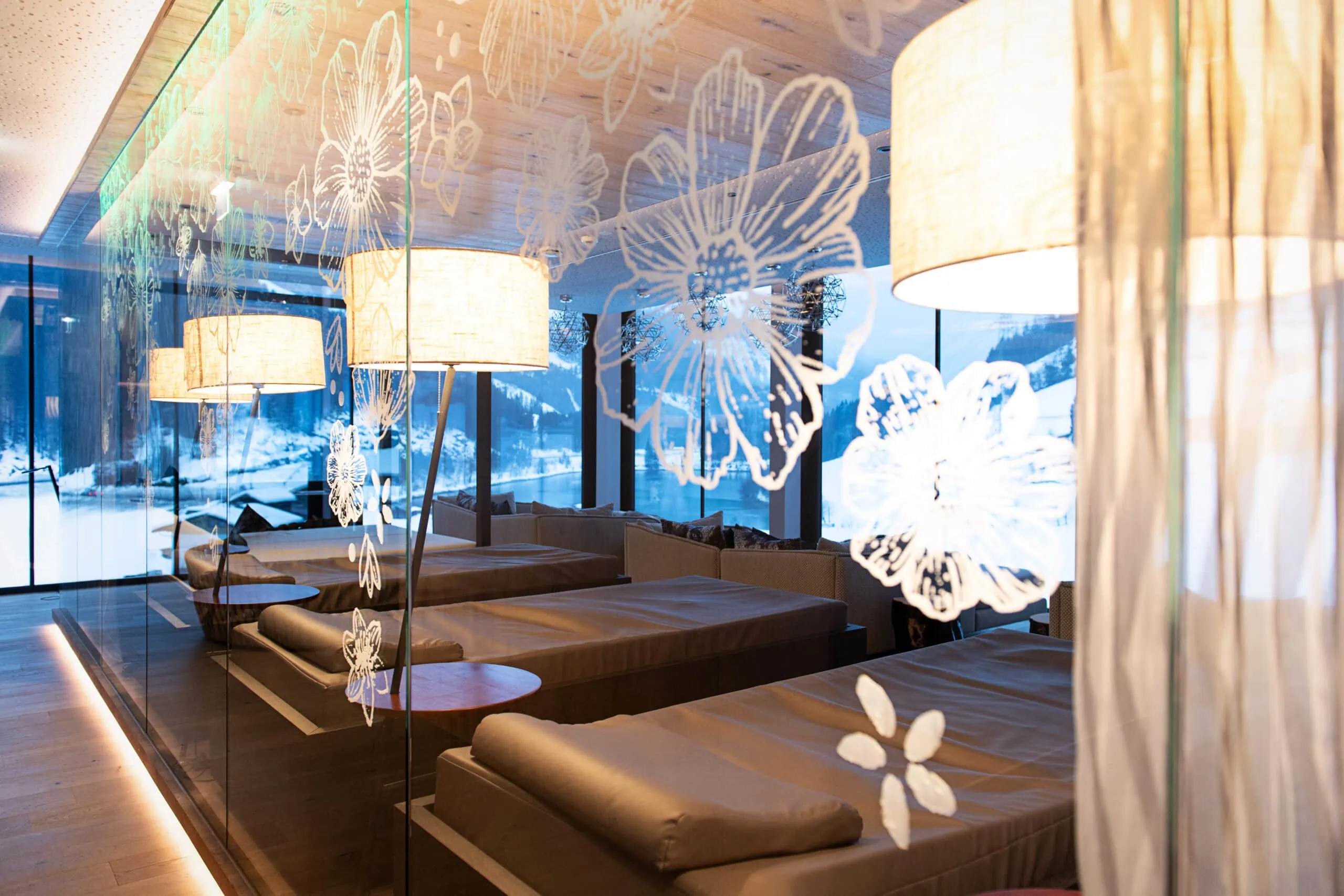 Gemütlicher Spa-Bereich mit Lampen und Ausblick