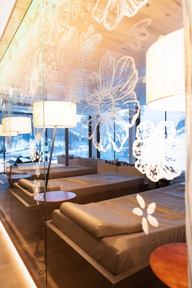 Gemütlicher Raum mit Blumenmotiven und Schlafgelegenheiten