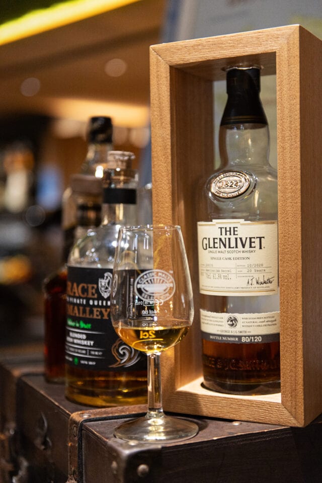 Flasche Glenlivet Whisky und Glas auf Tisch