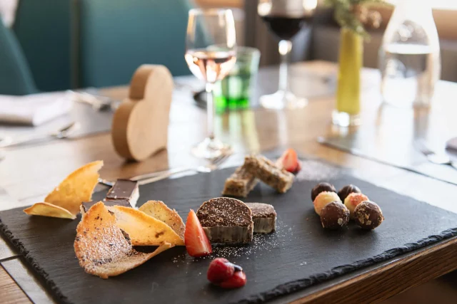 Leckeres Dessert auf schwarzem Tisch