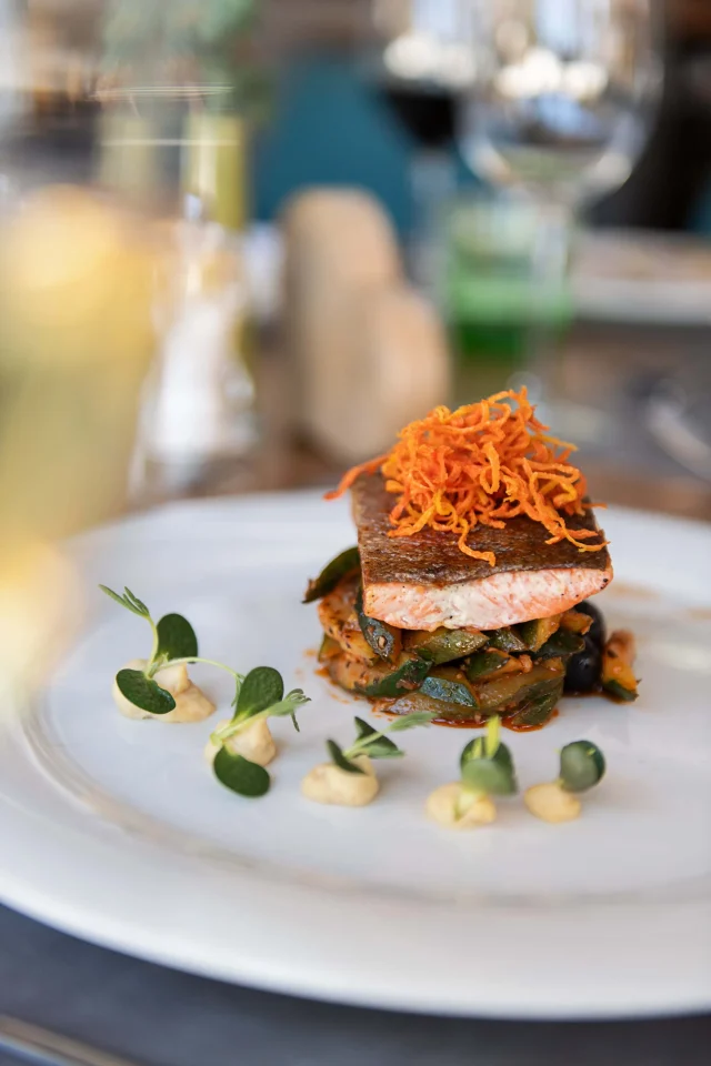 Lecker zubereiteter Fisch mit Gemüse und Kräutern.