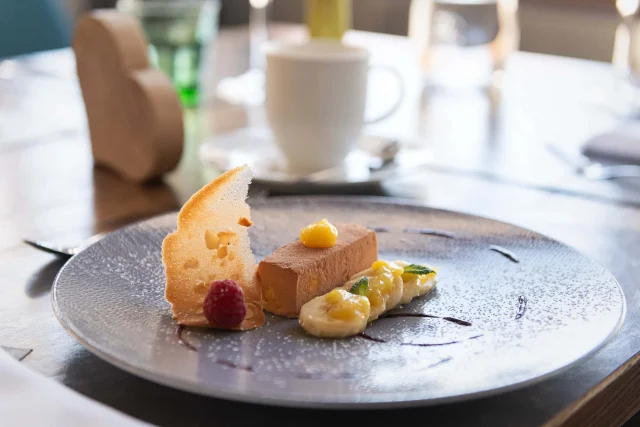 Dessert auf einem eleganten Teller serviert.