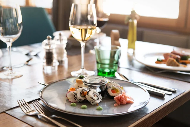 Sushi und Weißwein auf einem Tisch