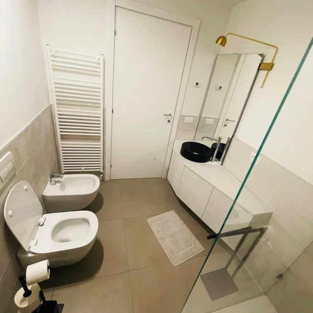 Modernes Badezimmer mit Dusche und Waschbecken