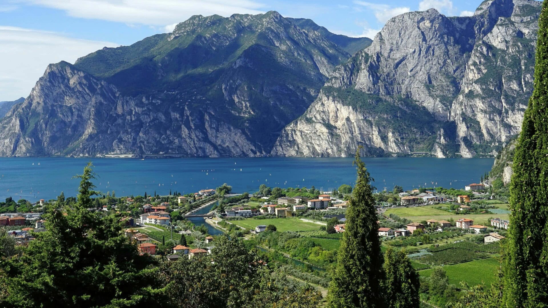 Blick auf den Gardasee und Berge