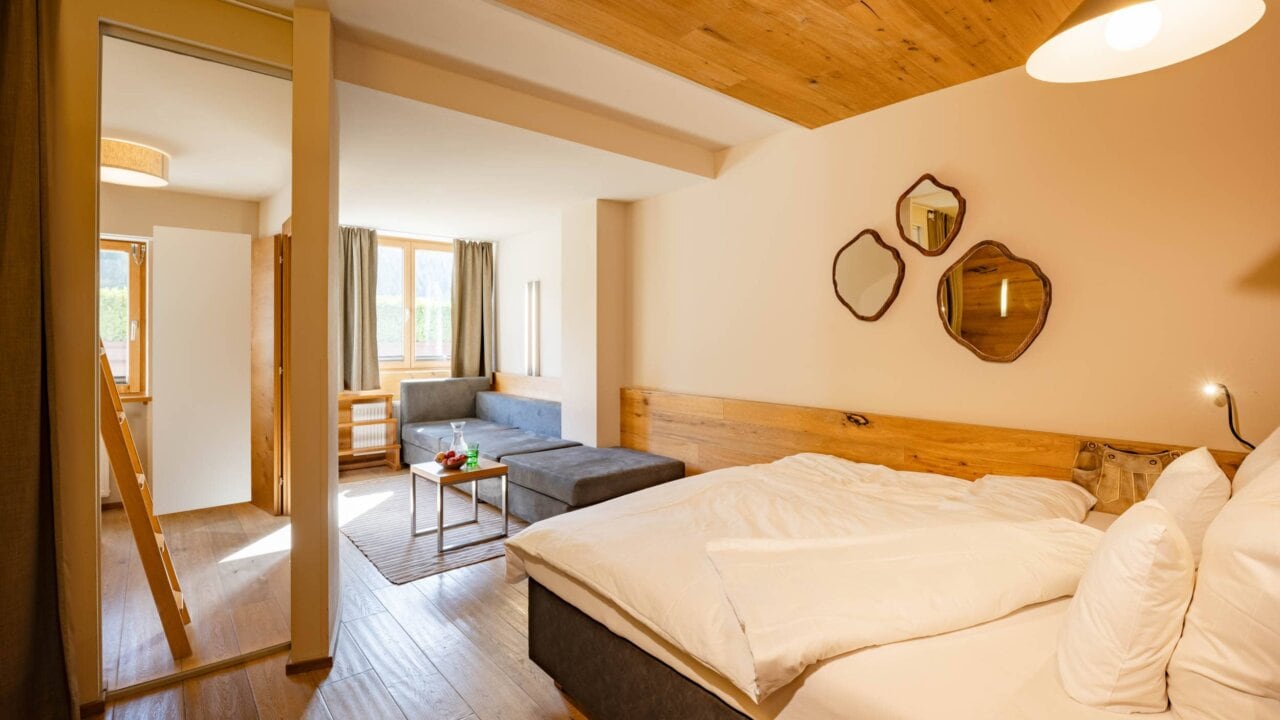 Helles Zimmer mit Bett und Couch