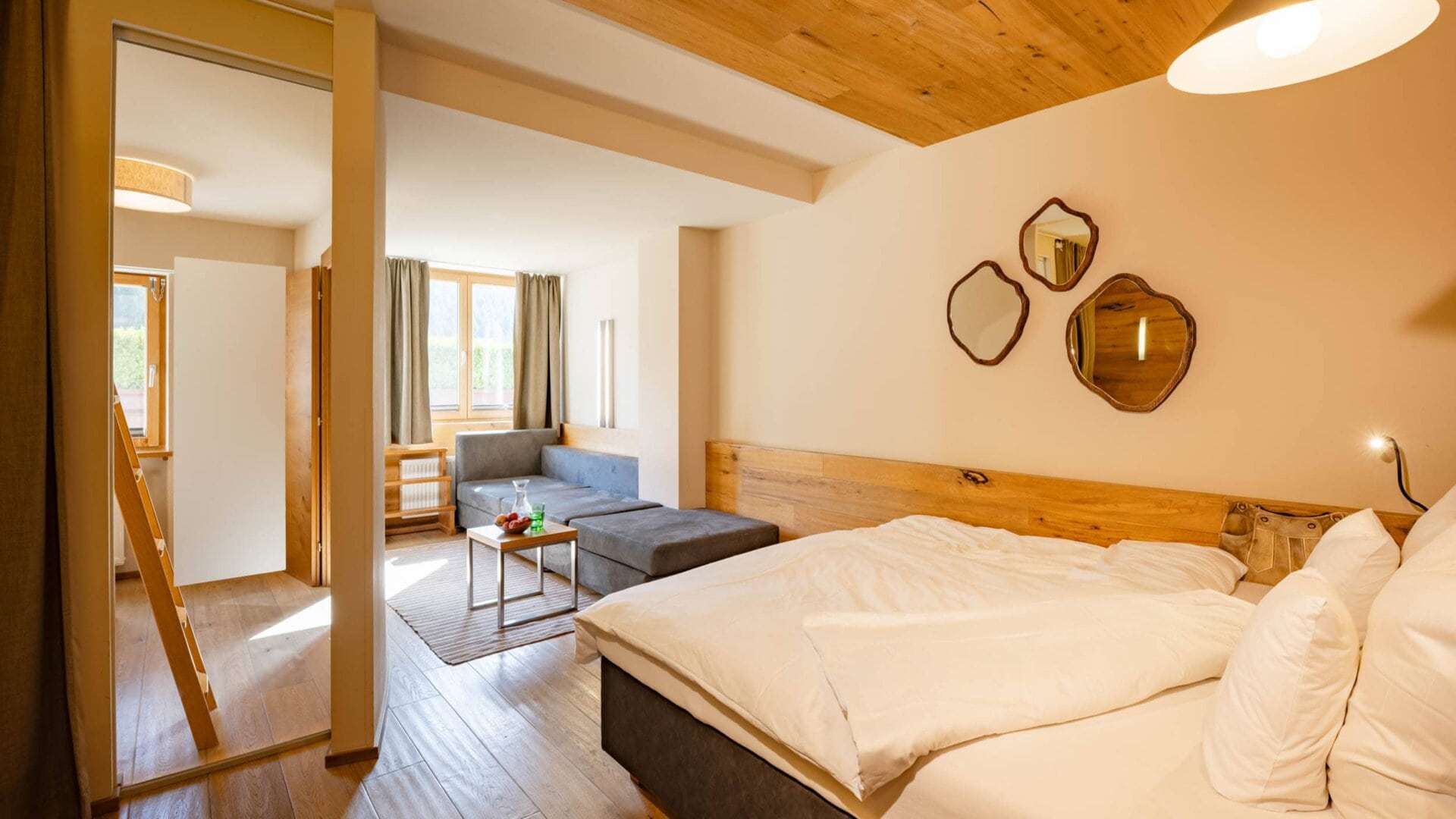 Helles Zimmer mit Bett und Couch