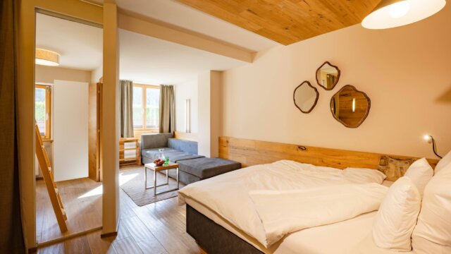Helles Zimmer mit Bett und Couch