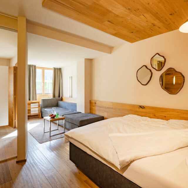 Helles Zimmer mit Bett und Couch