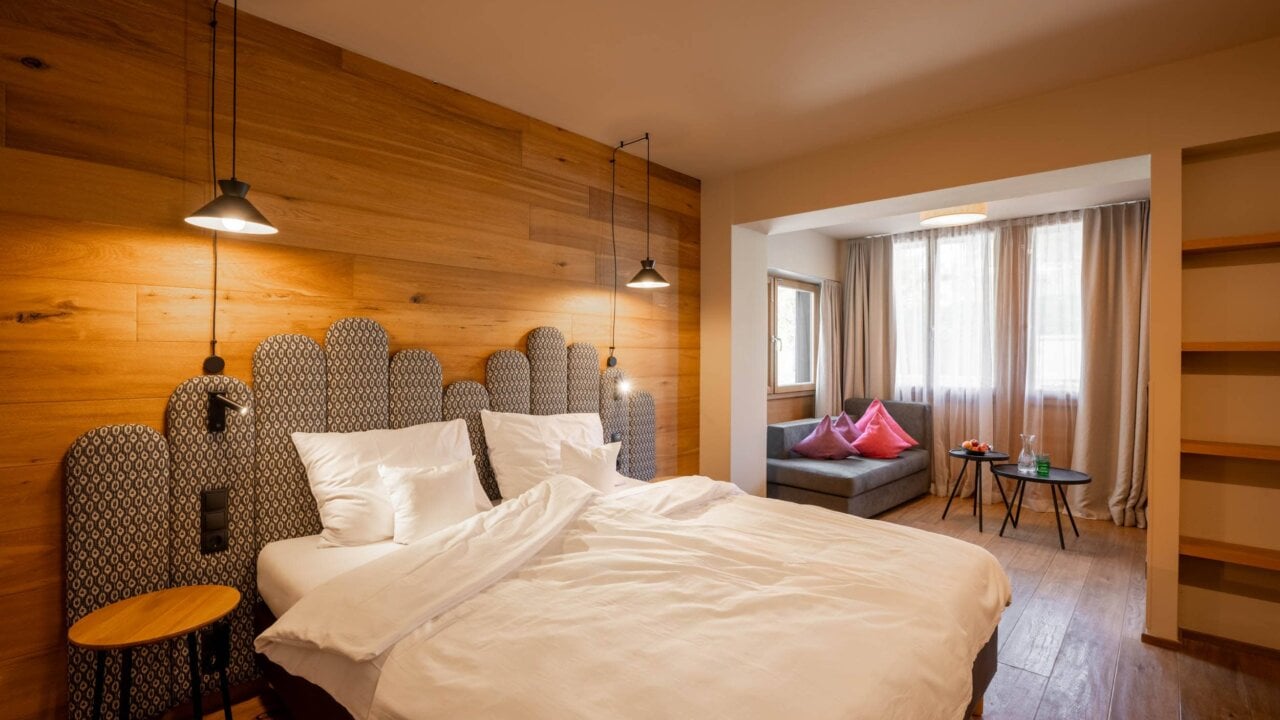 Helles und modernes Schlafzimmer mit Fenster.