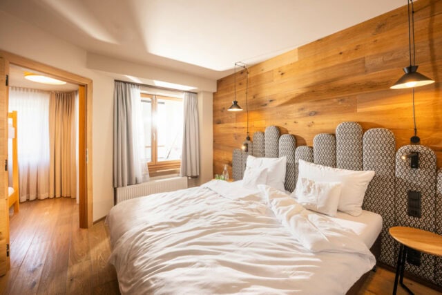 Modernes Schlafzimmer mit Holzdetails und Fenster.