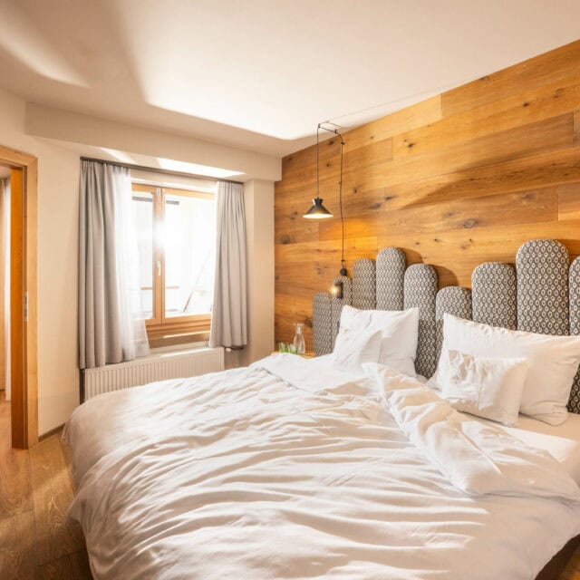 Modernes Schlafzimmer mit Holzdetails und Fenster.