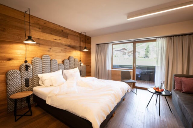 Moderne Schlafzimmeransicht mit gemütlicher Einrichtung